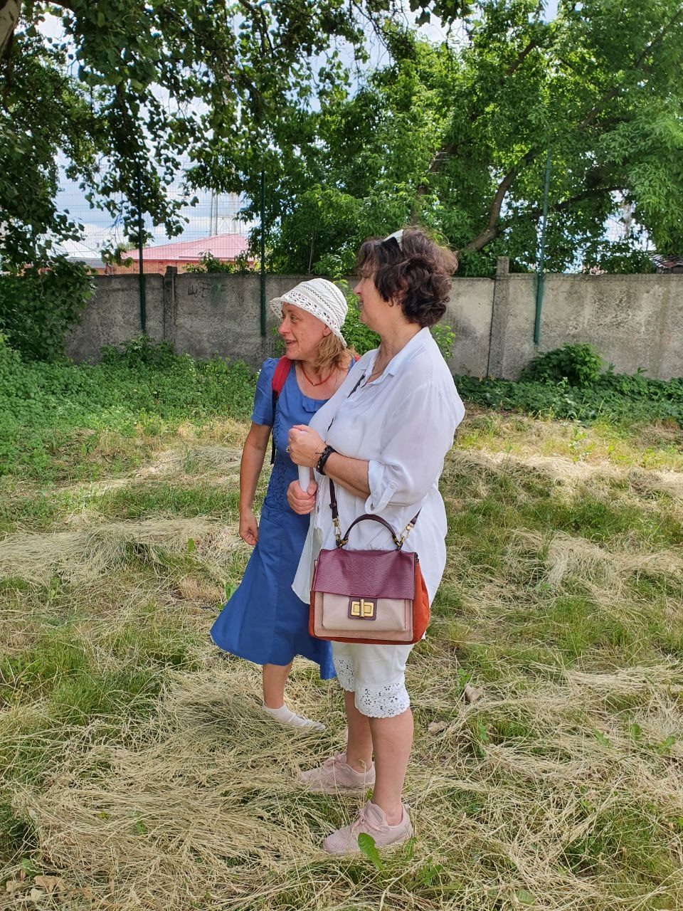 Учасниці екскурсії оглядають територію