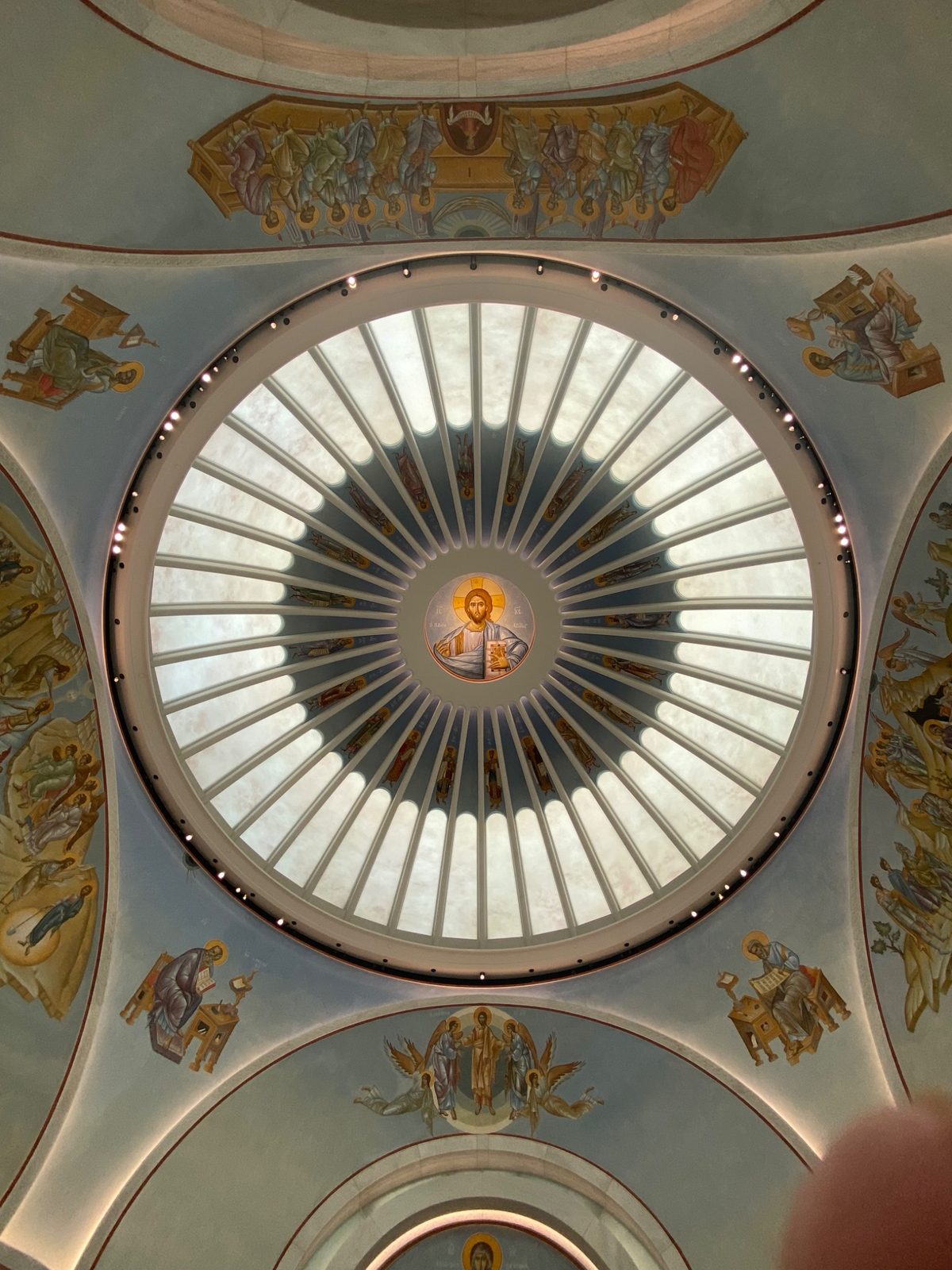 Купол церкви Святого Миколая, крізь який проходить світло